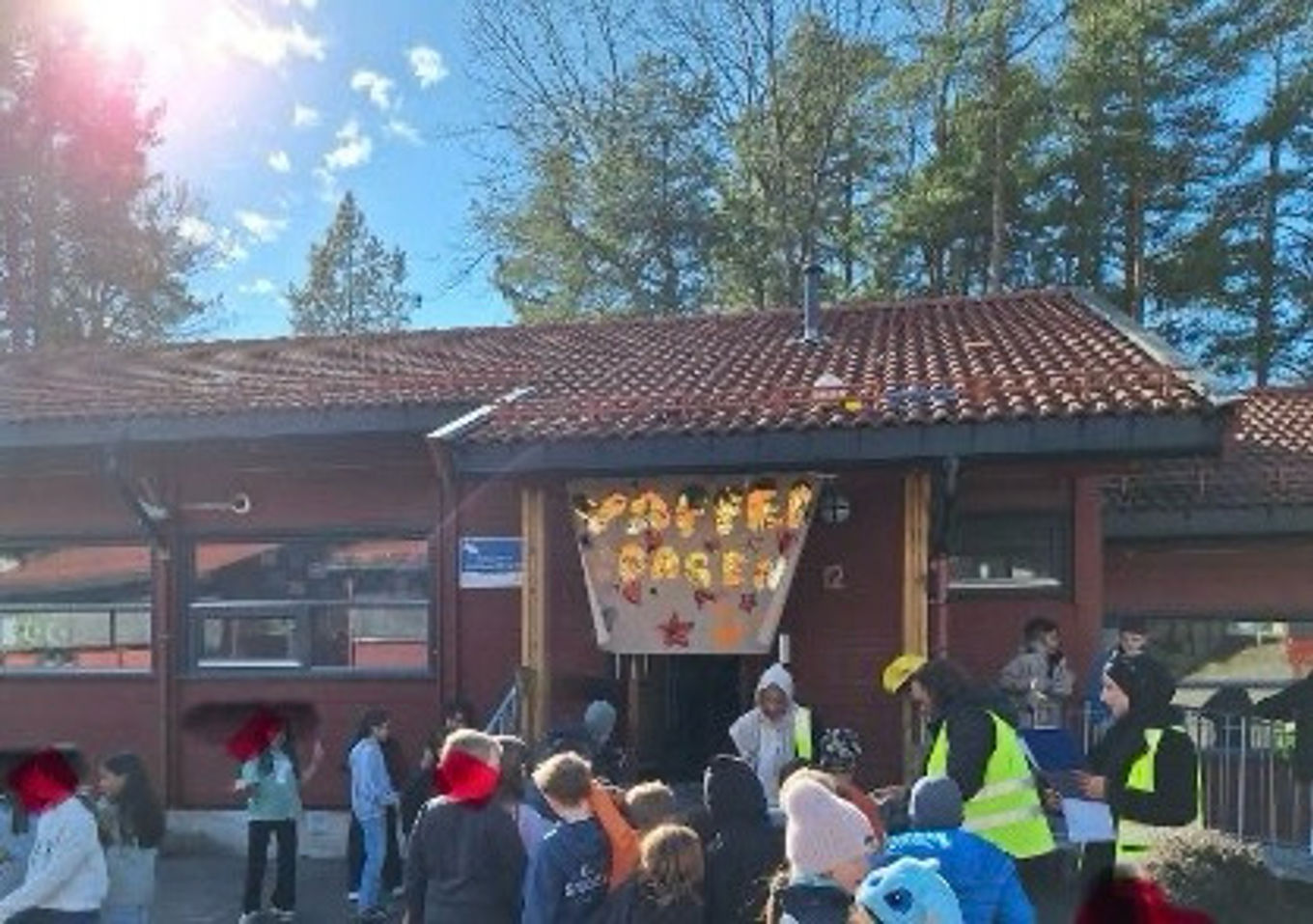 en gruppe mennesker utenfor en bygning