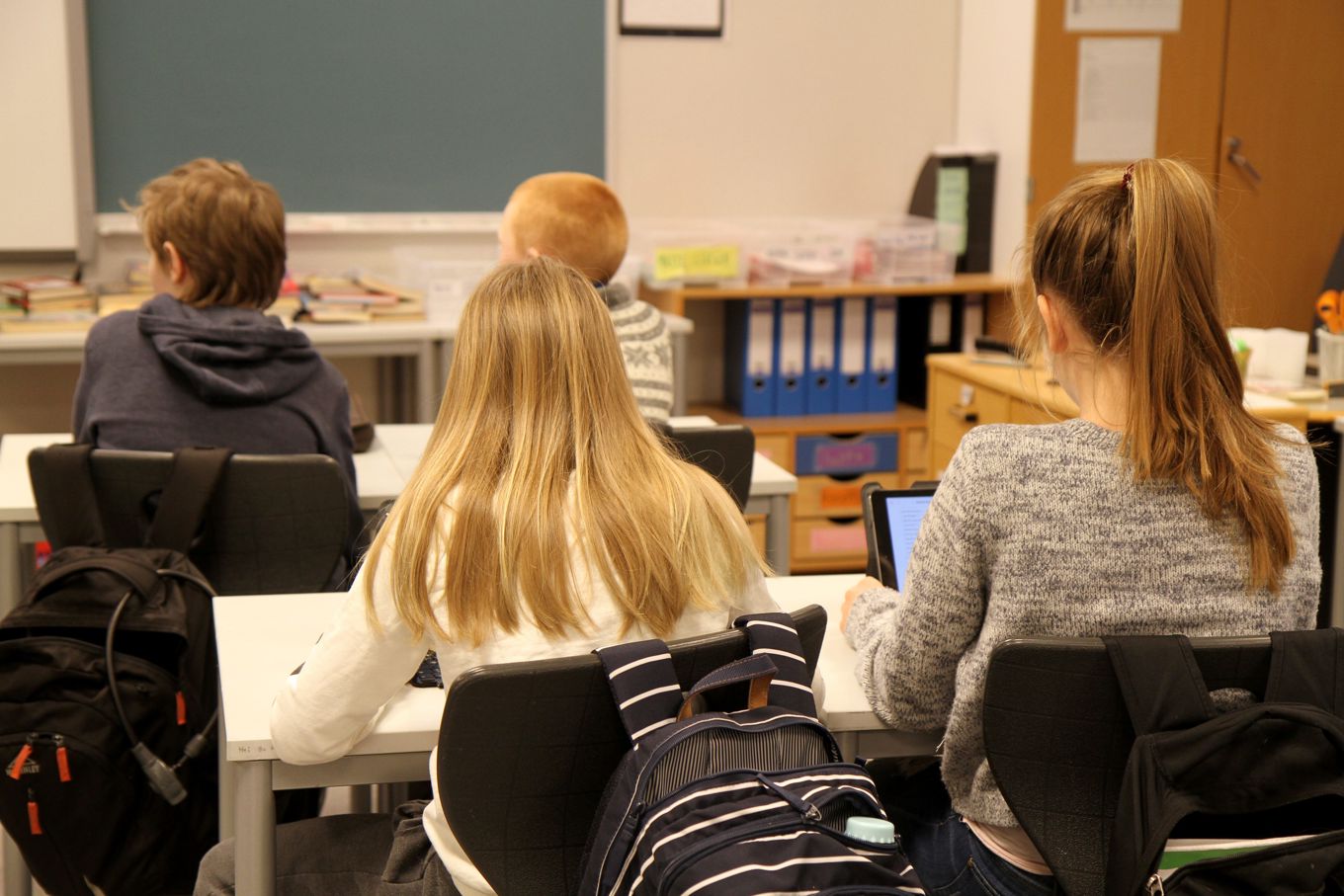 Elever med nettbrett i klasserom