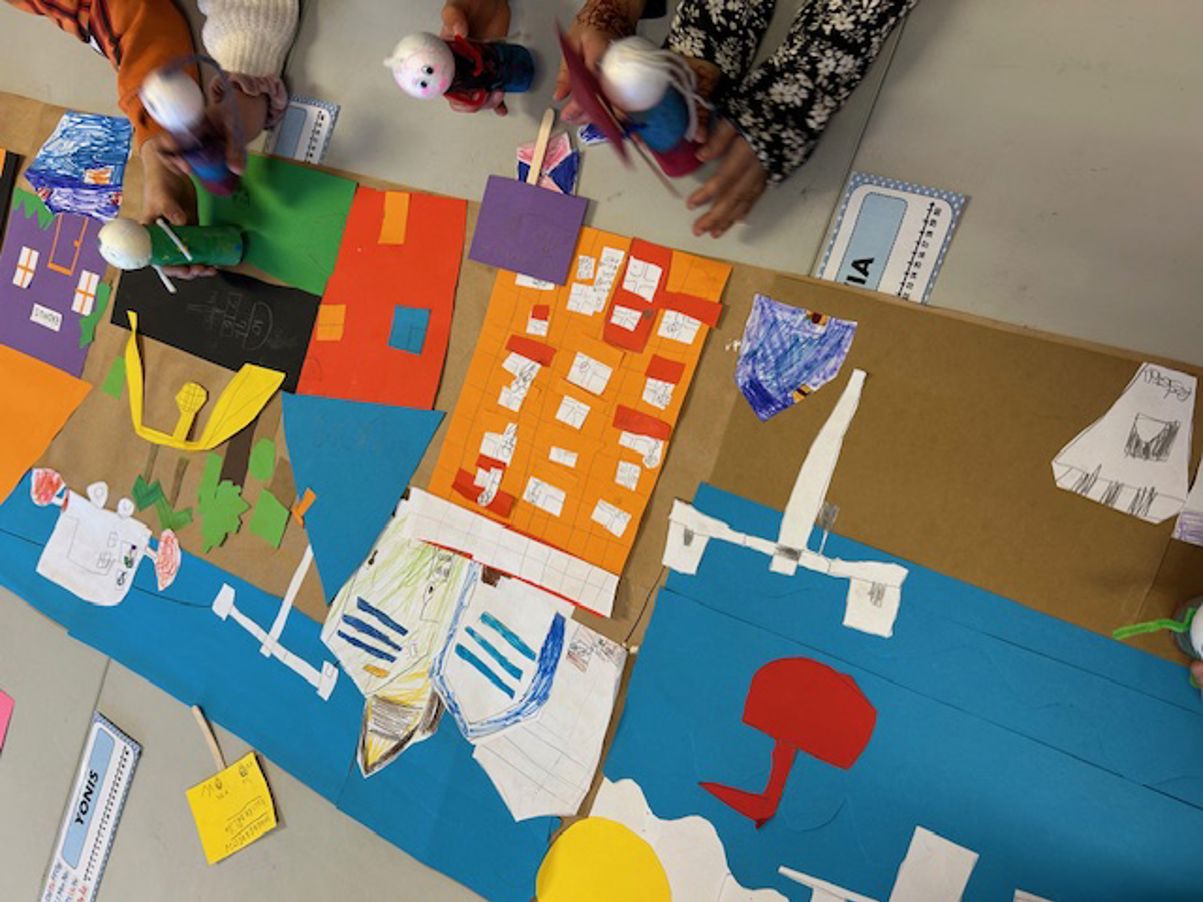 Elevene har laget en by med ulike leiligheter, veier, vann klippet ut og limt på et felles langt ark.