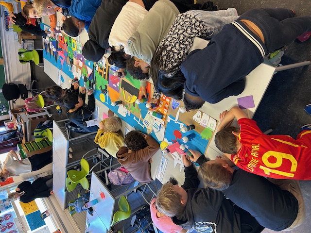 en gruppe mennesker som sitter rundt et bord