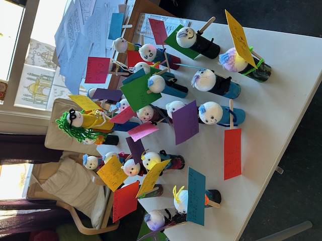 Elevene har laget mennesker med plakater for å protestere