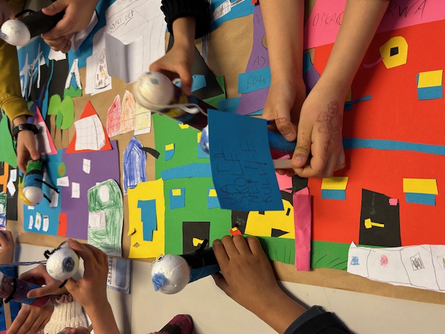 Elevene leker ut protesten på at Rosenholmbyen skal ødelegges ved bruk av bildet og menneskene de har laget.