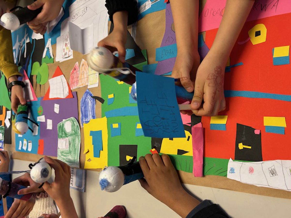 Elevene leker ut protesten på at Rosenholmbyen skal ødelegges ved bruk av bildet og menneskene de har laget.