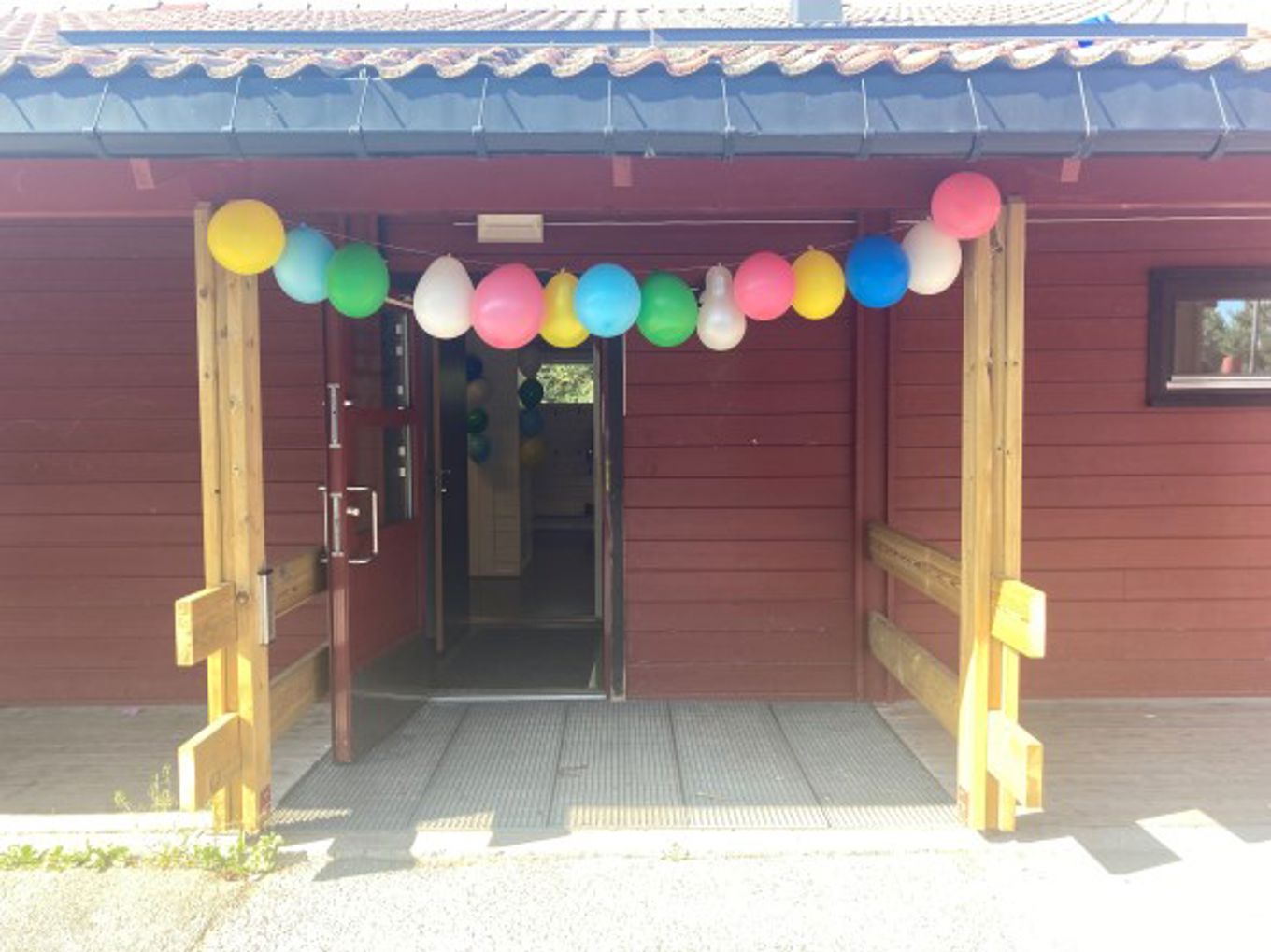 Foto: Geraldine Rizalina Grindrud Ahssain En bygning med ballonger fra taket