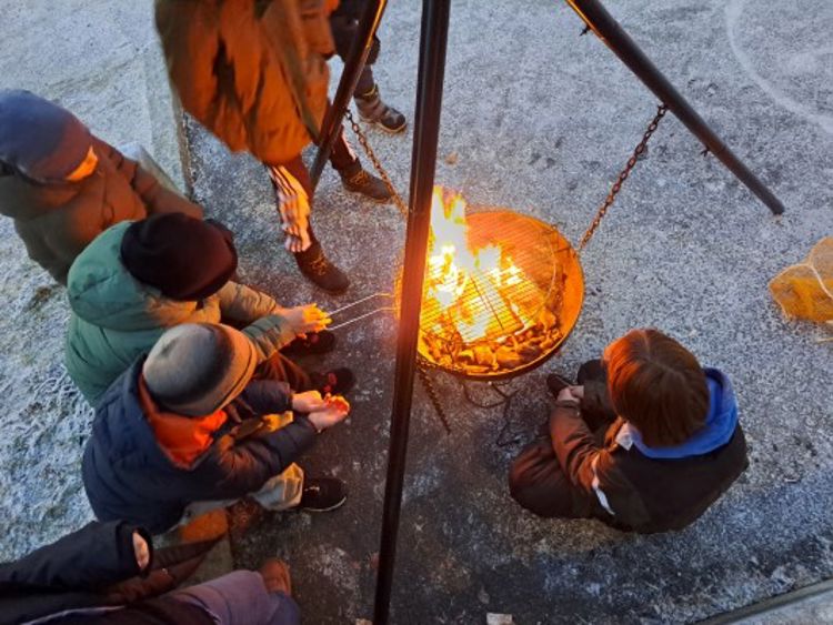 En gruppe mennesker rundt et bål