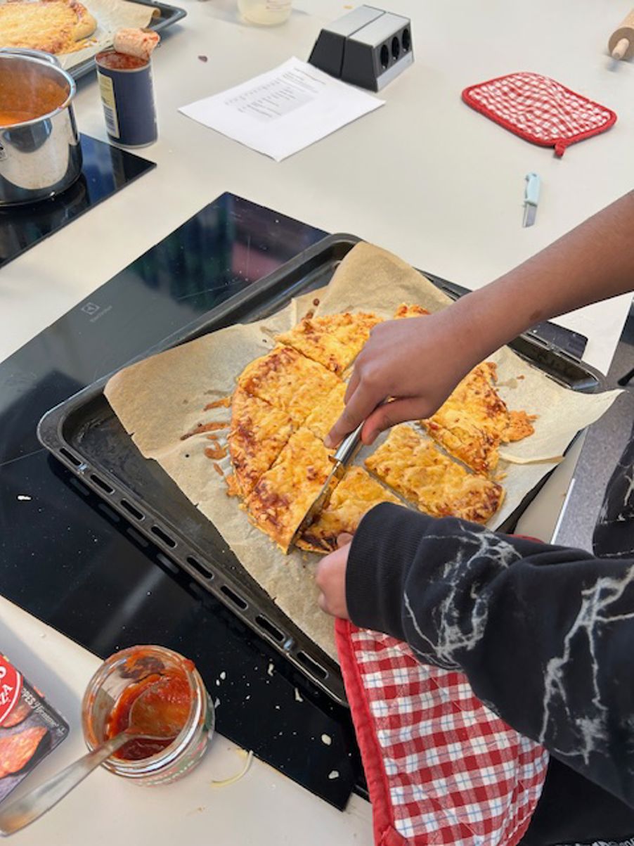 Foto: Lene Slettestøl Døhlen en person som lager en pizza