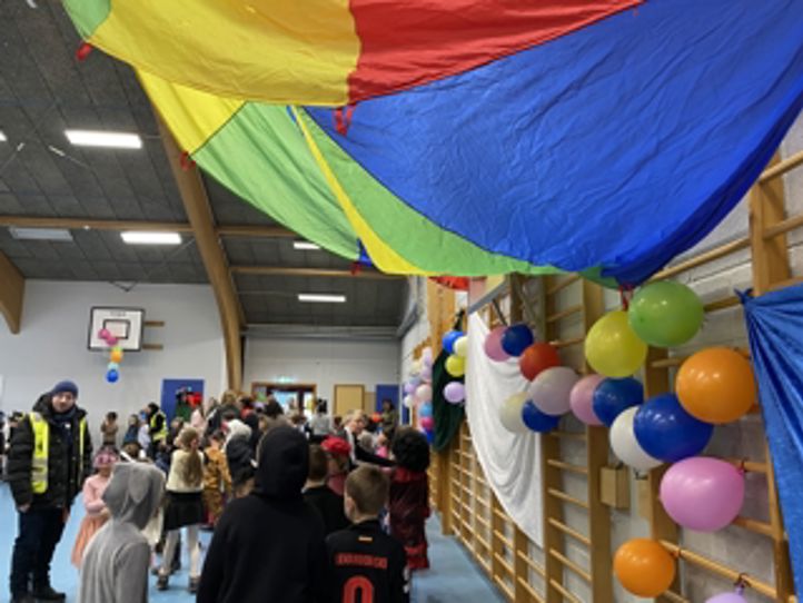 En gruppe mennesker i et rom med ballonger