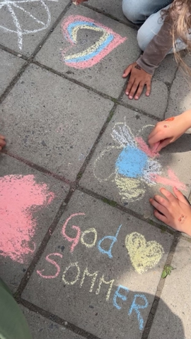 en gruppe mennesker som tegner på bakken og ønsker alle en god sommer