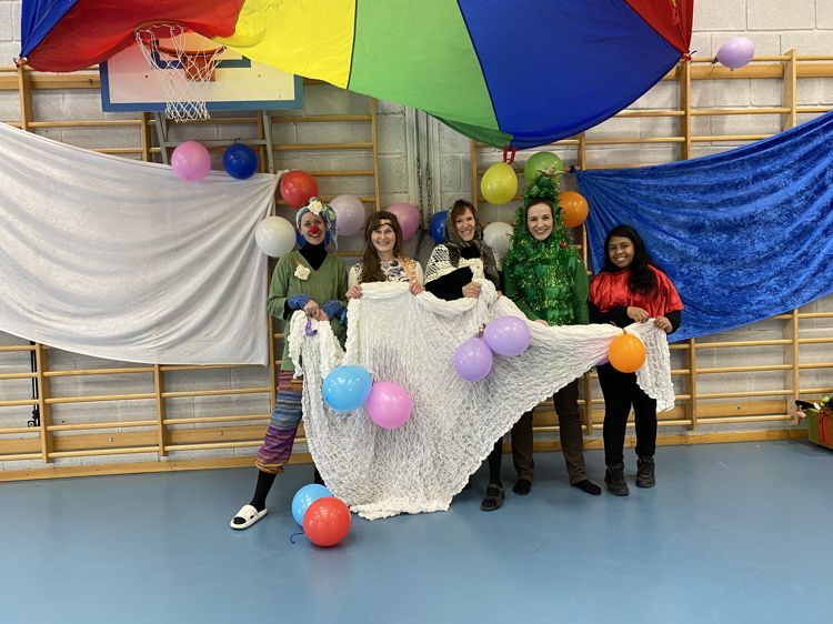 en gruppe mennesker som holder ballonger