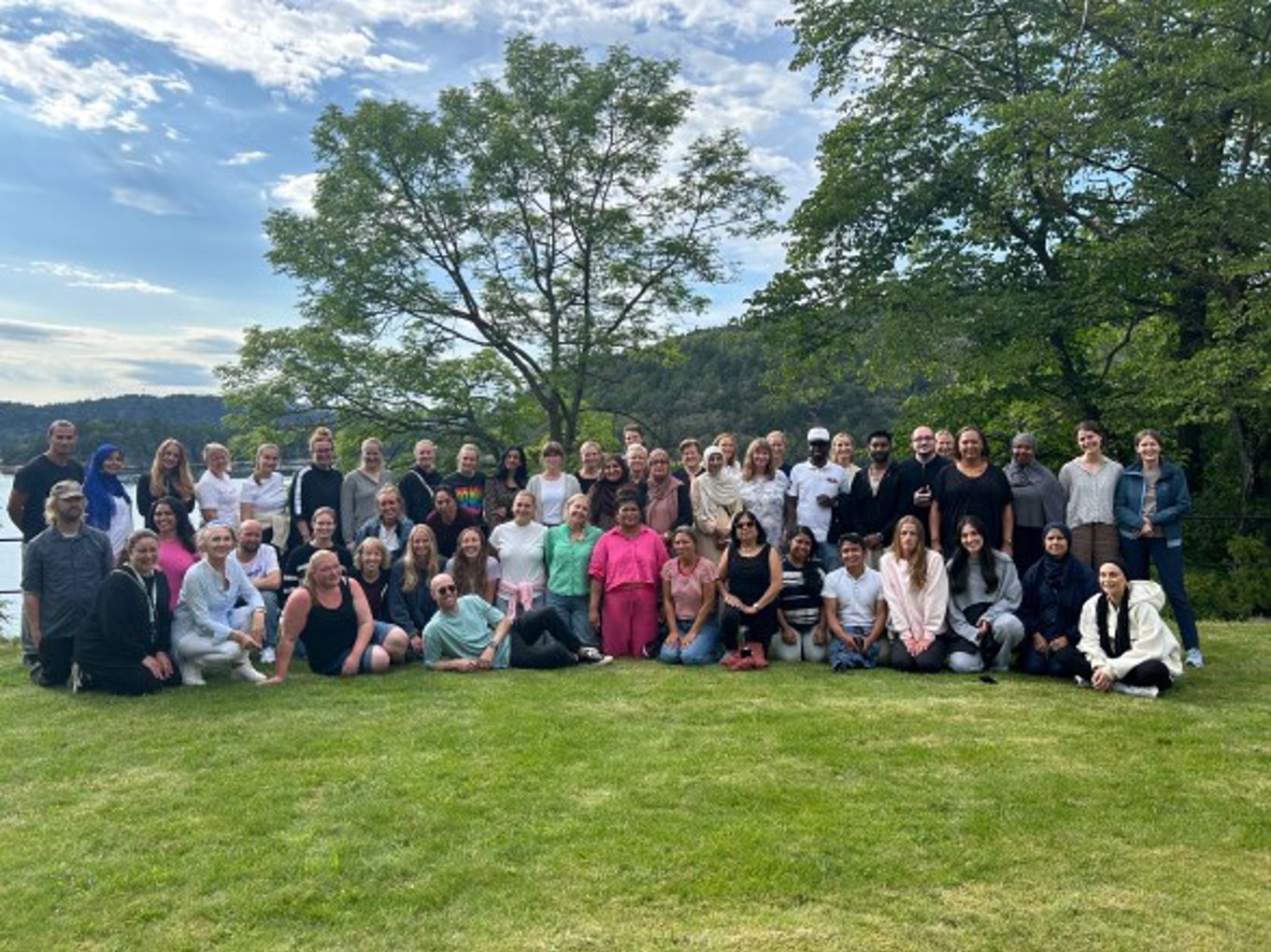 en gruppe mennesker som poserer for et bilde