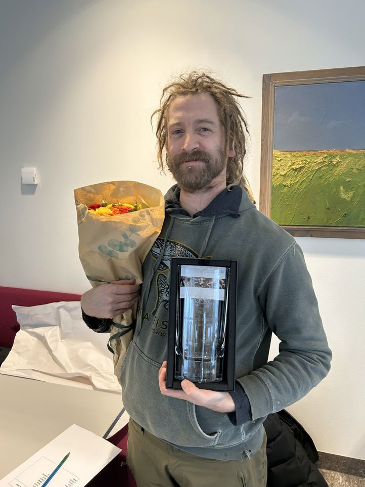 en person som holder en vase og blomster