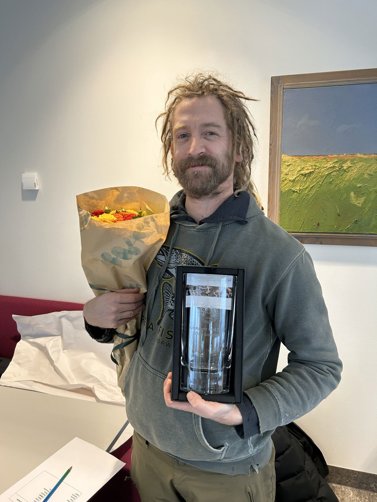 Foto: Lene Slettestøl Døhlen en person som holder en vase og blomster