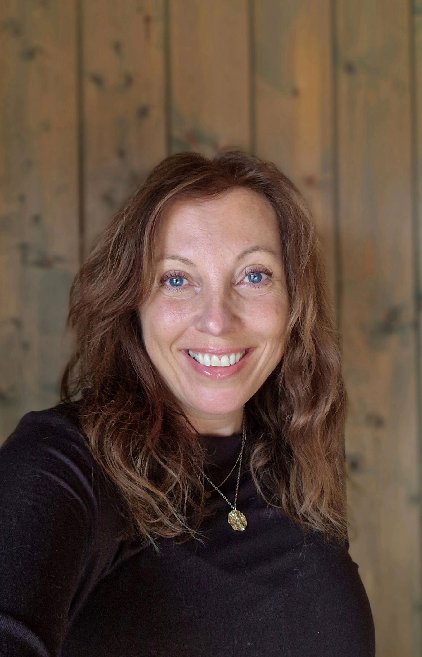 en person som smiler til kameraet