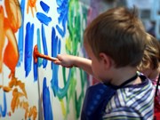 Barn som eksperimenterer med maling på AKS Rosenholm skole