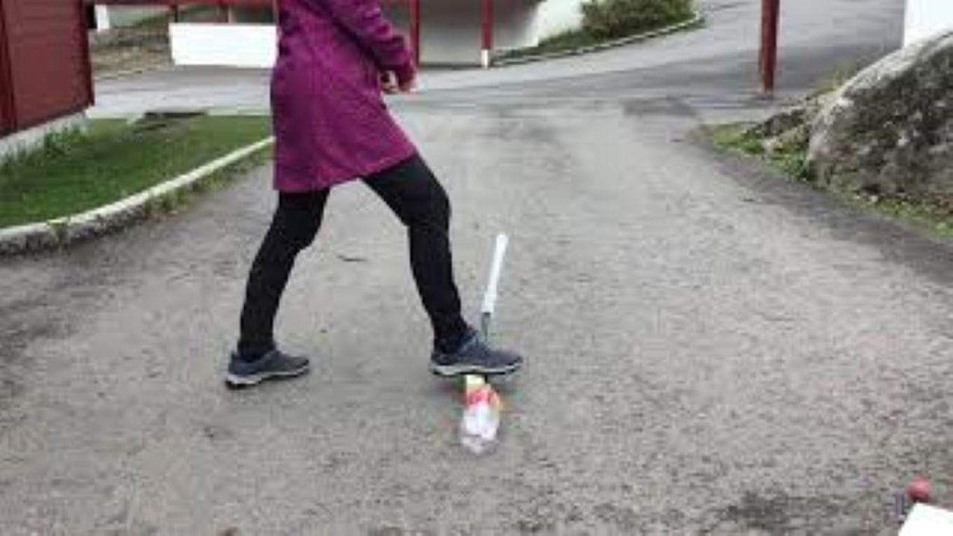 Elevene har energiforsøk og hopper på en flaske