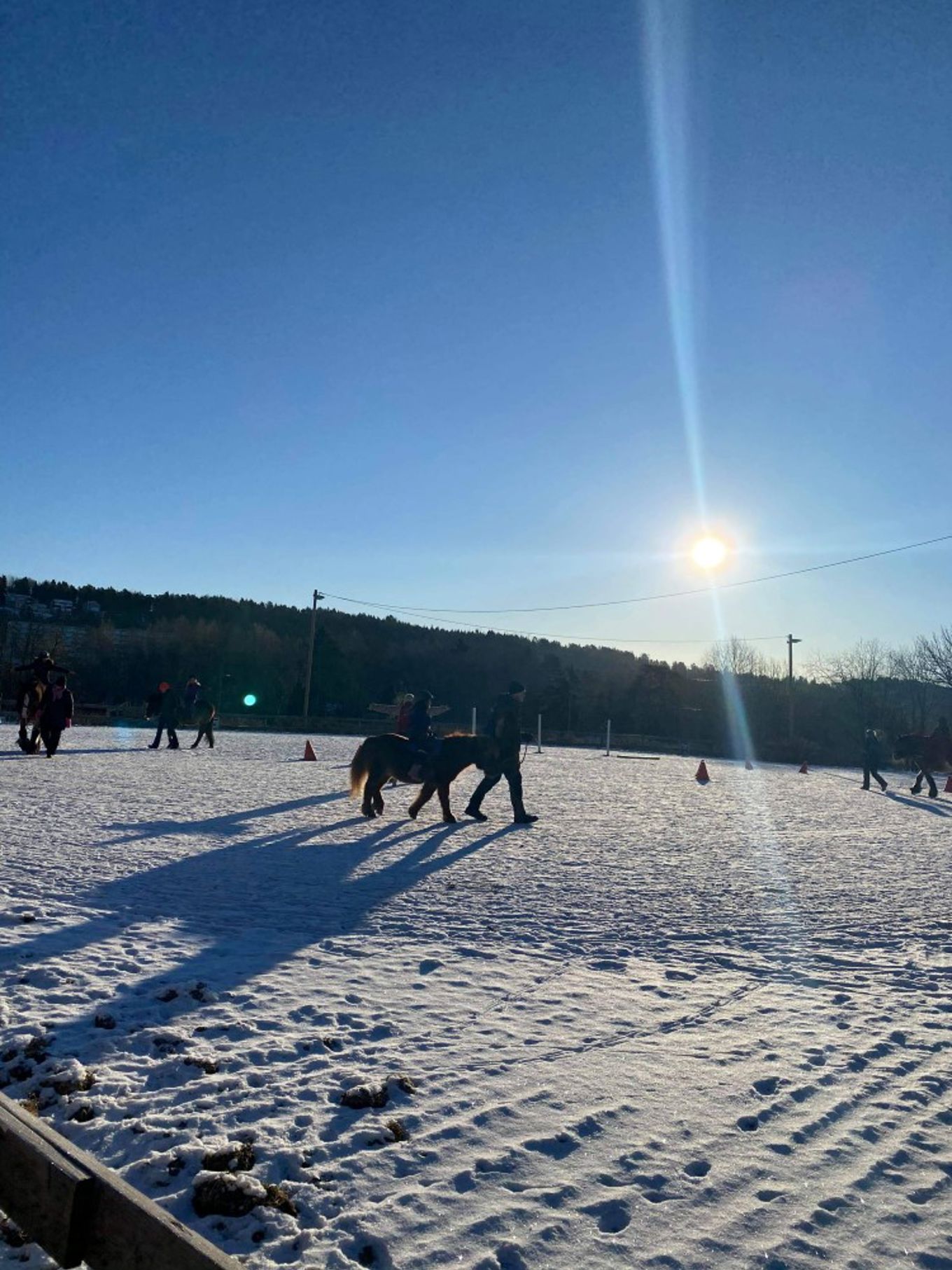 Elevene på 3. trinn fikk prøve å ri på gården som ligger rett ved skolen