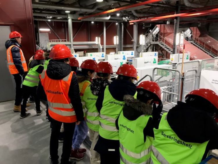 Elevene har fått på seg refleksvester og hjelmer og får en omvisning på Haraldrud gjenvinningsstasjon