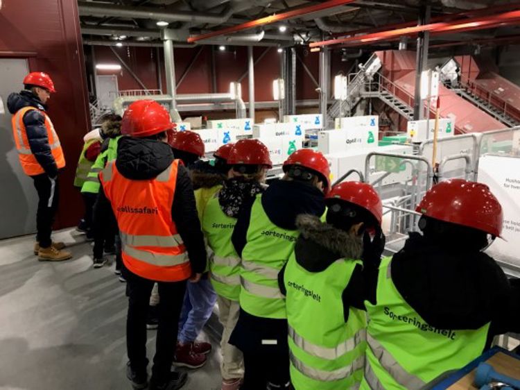 Elevene står og ser utover Haraldrud gjenvinningsstasjon