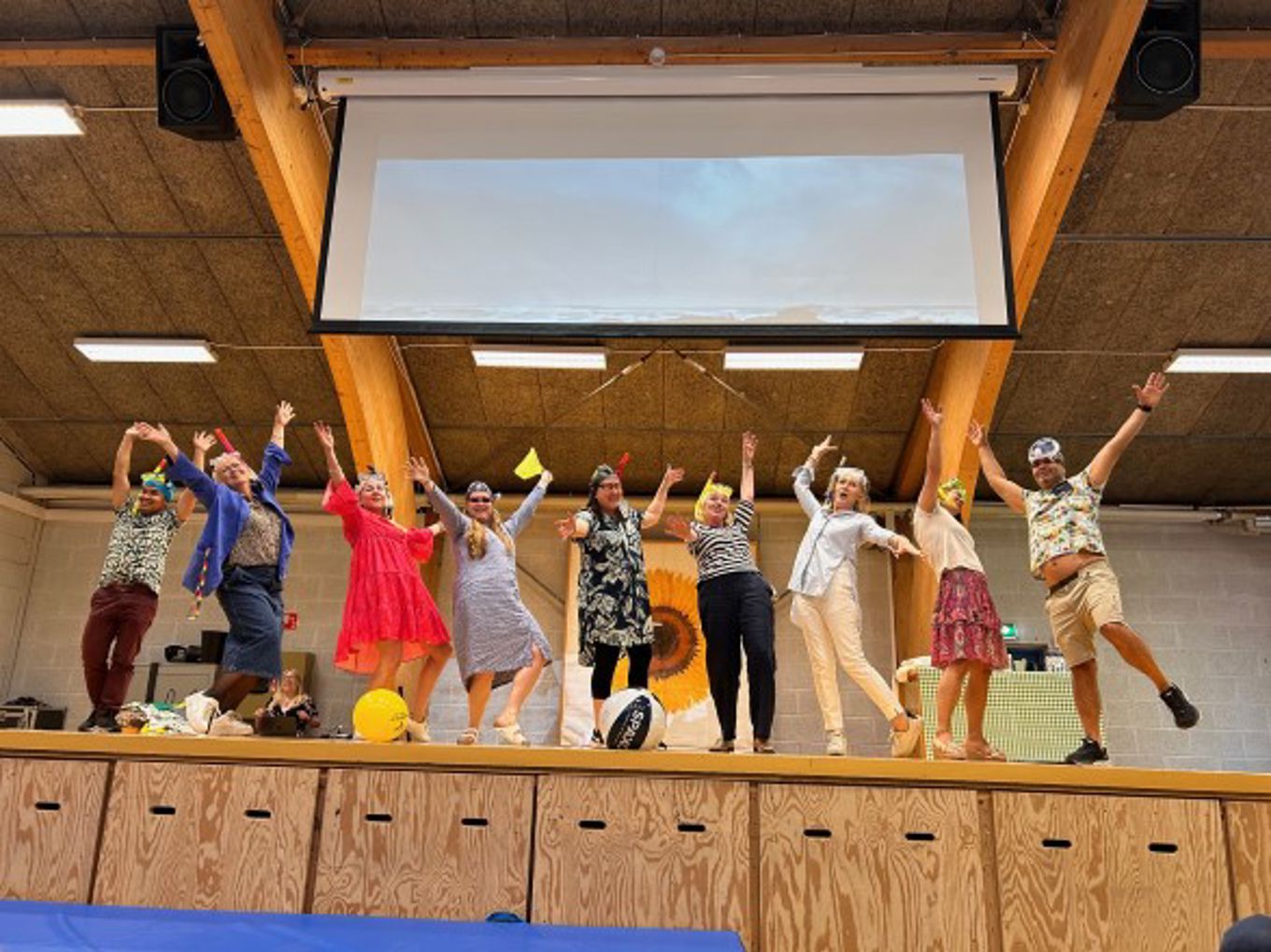 En gruppe mennesker som poserer for et bilde