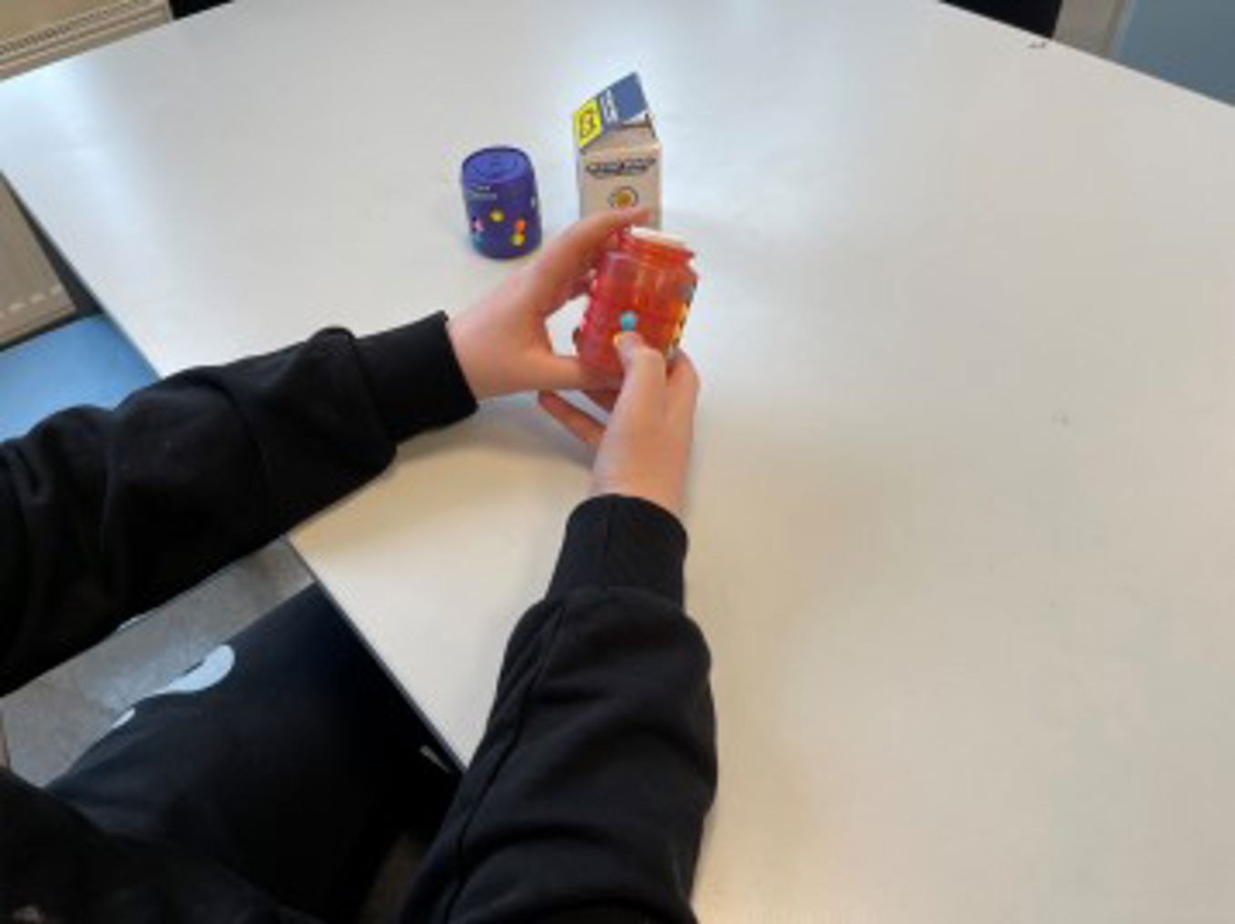 En av elevene prøver å få kuler i samme farge til å være på samme side i en tønneformet Rubiks kube