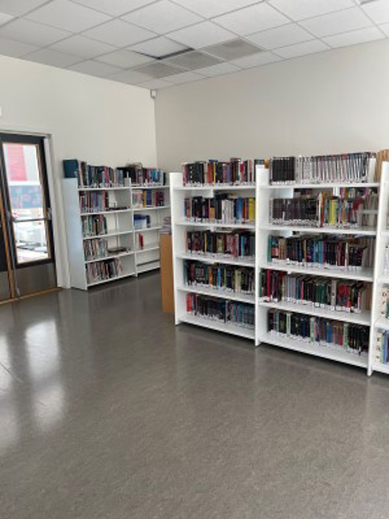 Bilde viser bokhyller inne på biblioteket.