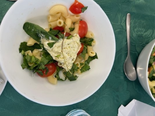 en tallerken med mat