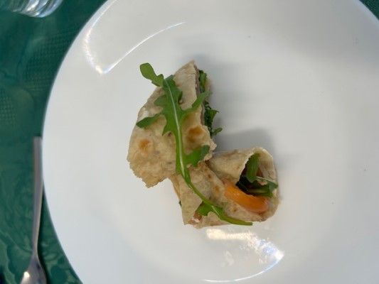 en tallerken med mat på