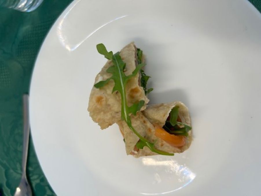 en tallerken med mat på