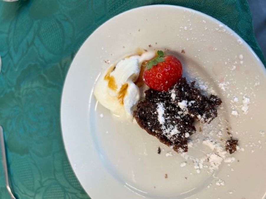 en tallerken med mat på