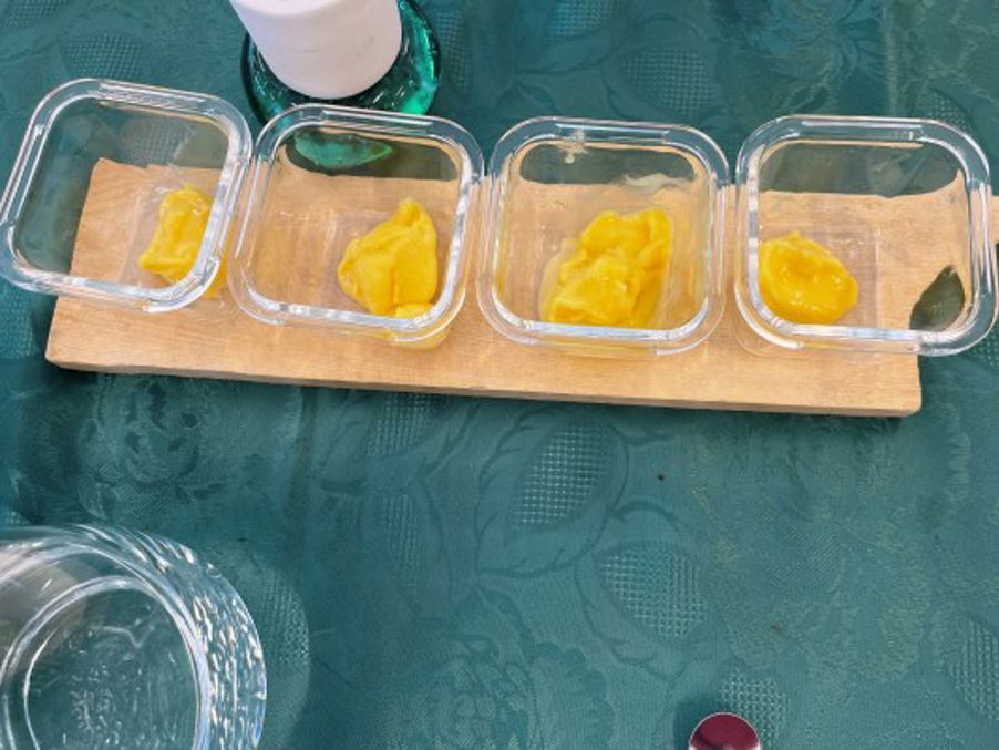 en gruppe beholdere med gul væske